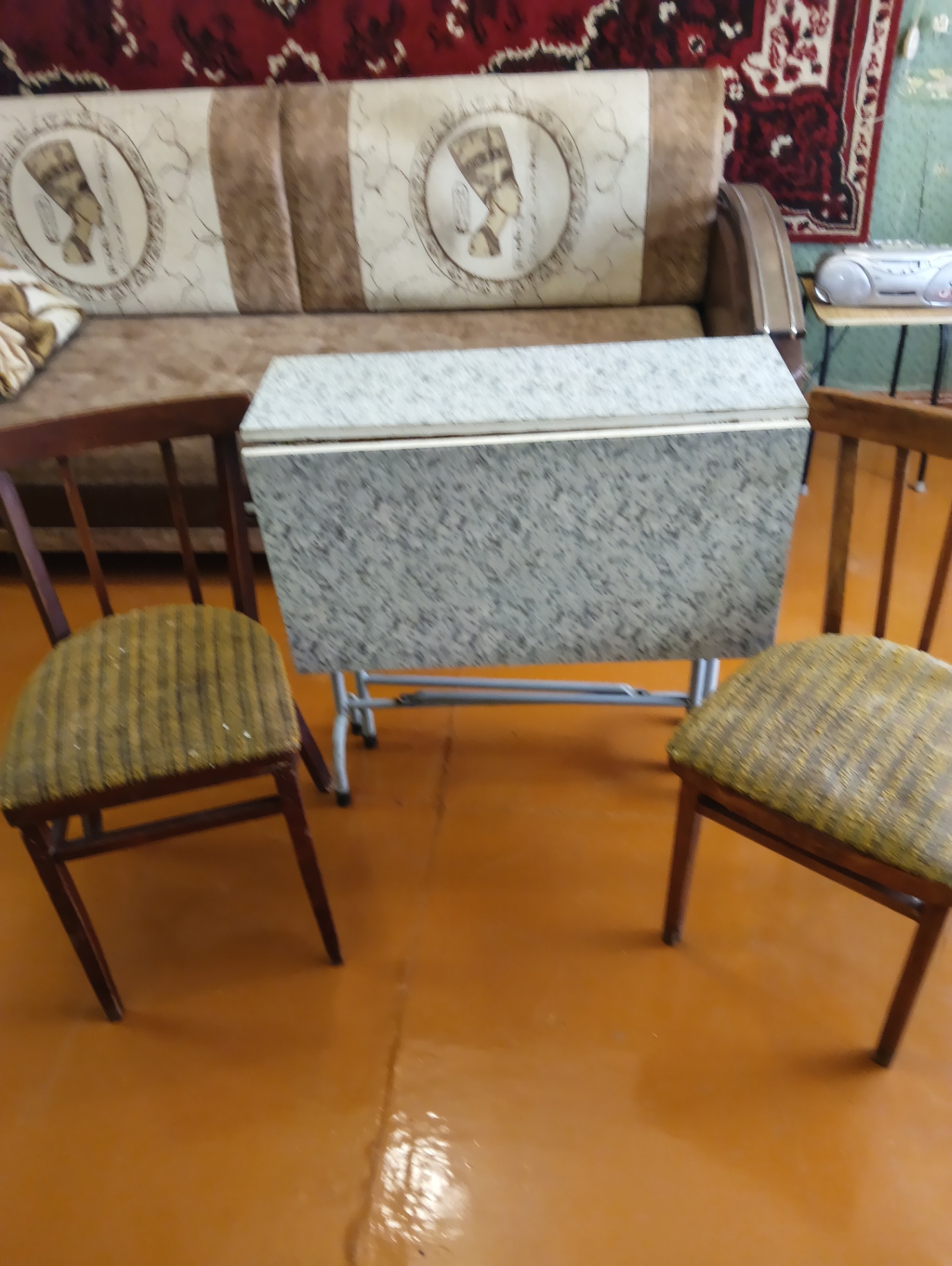 Продам диван.кухоный стол кавер.тумбочка кухонная.