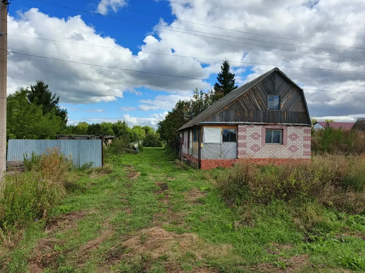 Продается участок 1354кв.м,с надворными постройками 
